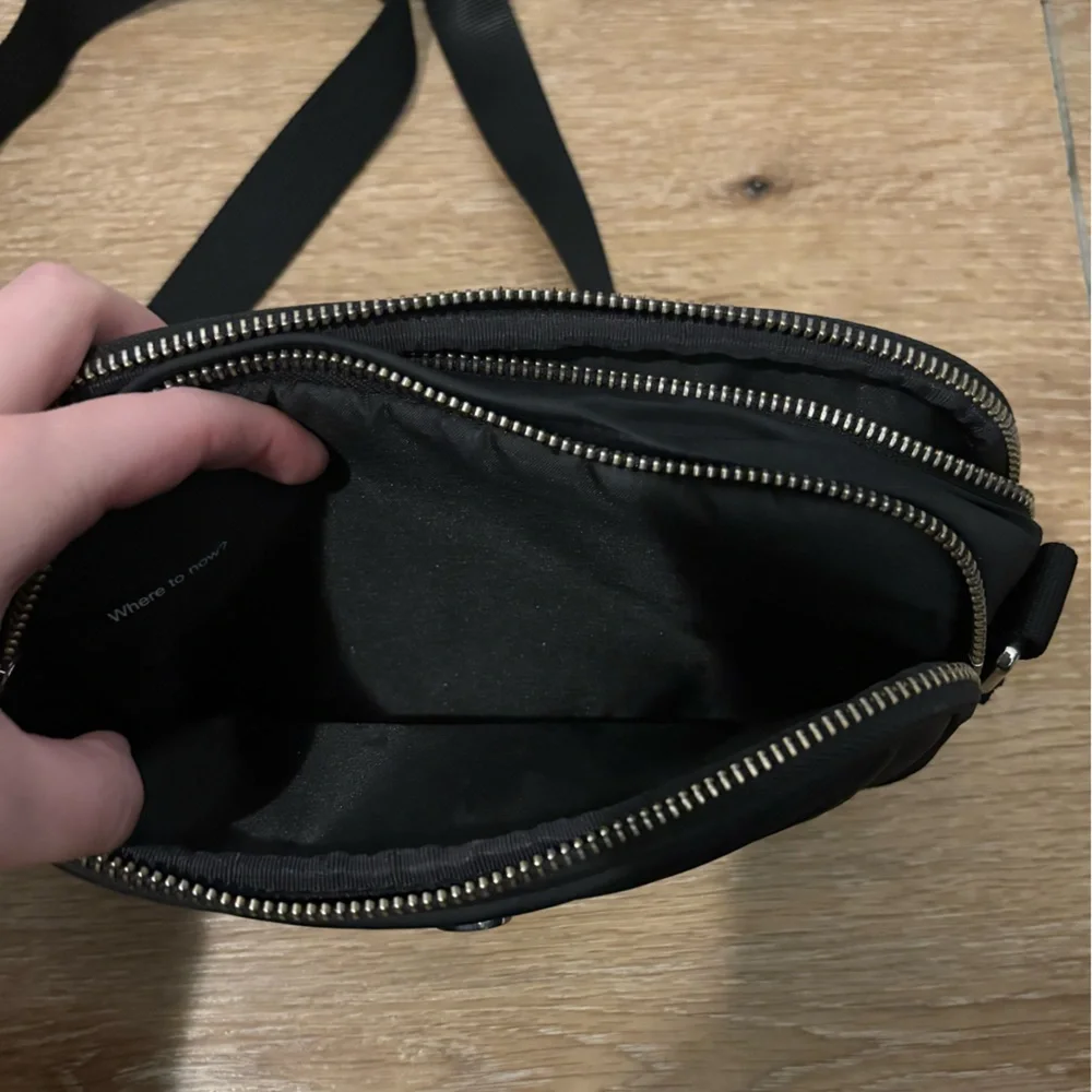 Lululemon Crossbody Camera Bag 2L in Black / Silver - Picture 7 of 15